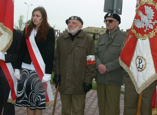 Podpułkownika Henryka Czecha (w środku) uhonoruje samorząd.