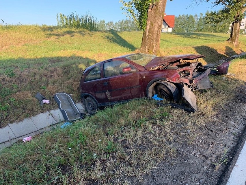 Opel wypadł z drogi i dachował na drodze wojewódzkiej w Zabłędzy [ZDJĘCIA]