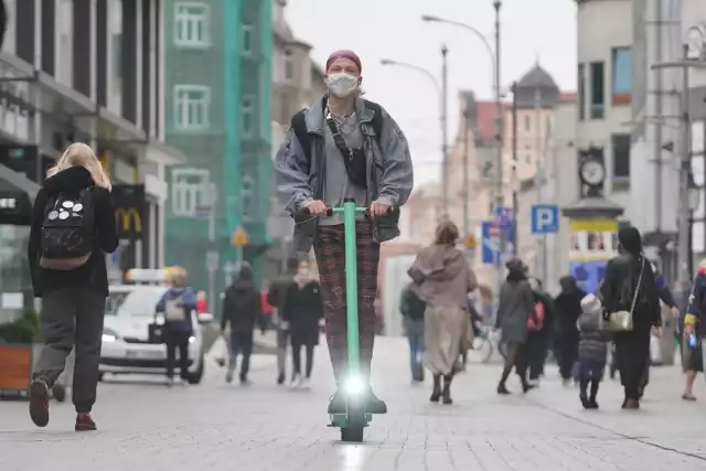 W przestrzeni publicznej od 10 października musimy zakrywać usta i nos. Można to zrobić nie tylko za pomocą maseczki, ale też zakładając przyłbice lub komin szal, lub inną część odzieży. Nie ma wyjątków, nawet gdy chcemy coś zjeść czy wypić na ulicy. Trudno też jest palaczom - nie mogą zdjąć maseczki, by zapalić.Przejdź do następnego zdjęcia ------>