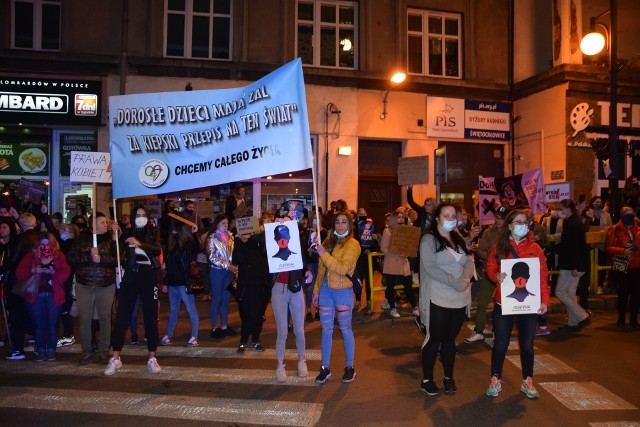 Hasła protestu kobiet w Świętochłowicach.Zobacz kolejne zdjęcia/plansze. Przesuwaj zdjęcia w prawo - naciśnij strzałkę lub przycisk NASTĘPNE