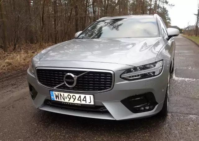 Volvo V90 R-Design D5 AWDNajnowsze V90 jest rzeczywiście dużym autem, gdyż ma prawie 5 m długości i bez mała trzymetrowy rozstaw osi. Pojemność bagażnika w tym samochodzie to 560 litrów co może nie jest wielkością rekordową, ale wystarczającą do tego aby czteroosobowa rodzina mogła się wybrać w wakacyjną podróż.fot. Ryszard M. Perczak