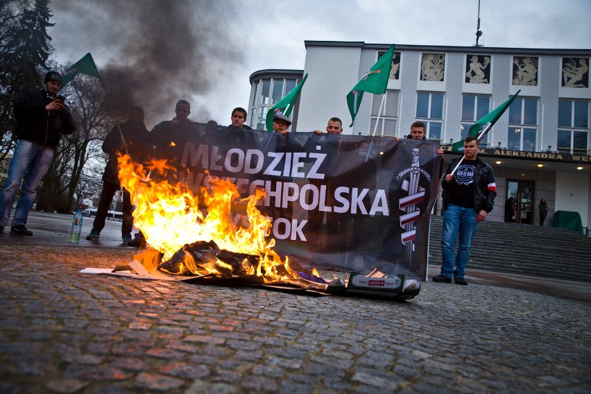 Młodzież Wszechpolska spaliła kukłę kanclerz Merkel