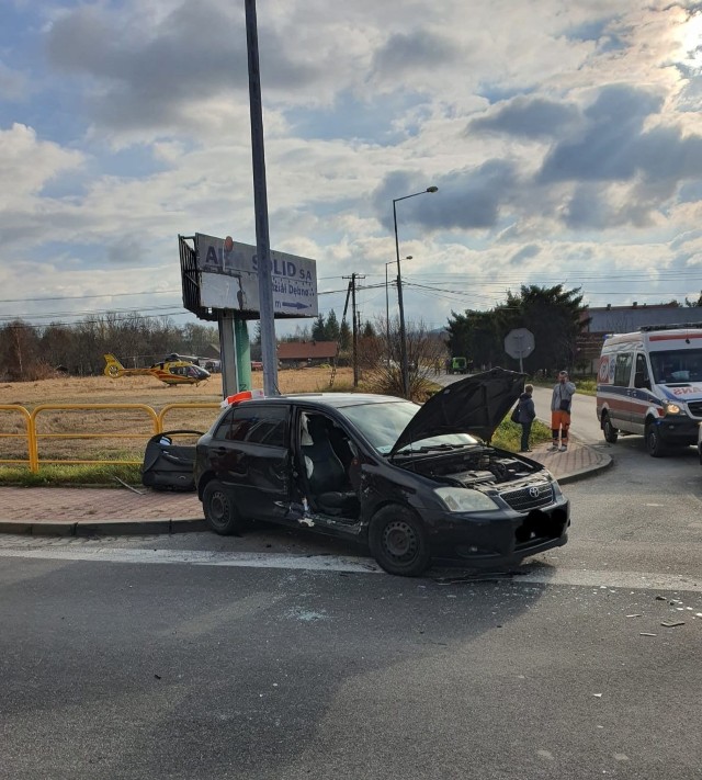 Na skrzyżowaniu z DK94 w Dębnie zderzyły się trzy samochody. Po osobę poszkodowaną przybył śmigłowiec Lotniczego Pogotowia Ratunkowego, 20.11.2021