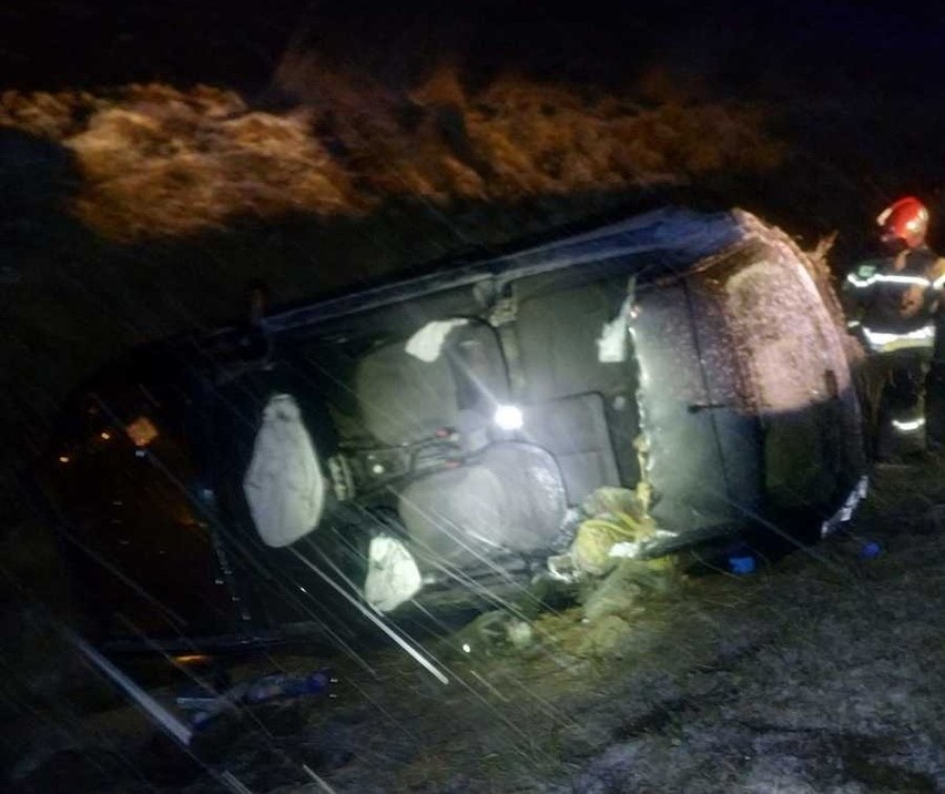 Nocny wypadek w Przemyślu. Pijany 19-latek bez "prawka" wypadł fiatem z drogi. Strażacy musieli rozcinać auto! [ZDJĘCIA]