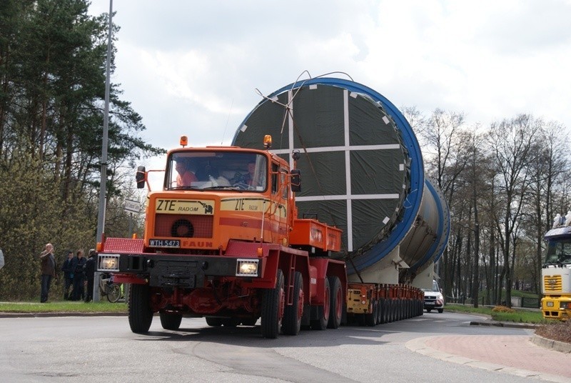 Ponad 100 tonowy ładunek dotarł dziś do Ostrołęki. Zdjęcia