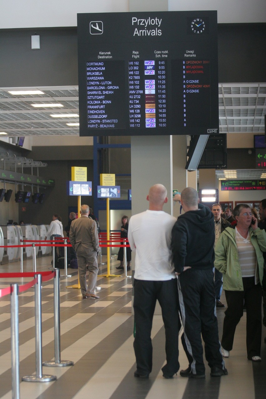 Rok 2008, terminal B i tablica odlotów. Stuttgart, Kolonia,...