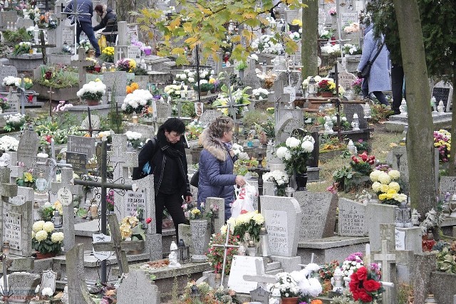 Od godzin rannych nie tylko na główny cmentarz Włocławka, ale i inne w naszym regionie, przybywali krewni i znajomi zmarłych, by zapalając znicz, przynosząc chryzantemy wyrazić: pamiętamy.Do puszek kwestarskich zbierali nie tylko radni na odnowienie nagrobków, ale też klerycy i członkowie Jednostki Strzeleckiej 4051.Głównym punktem środowych uroczystości na włocławskim cmentarzu komunalnym przy al. Chopina była msza święta oraz procesja alejami nekropolii. (WA)