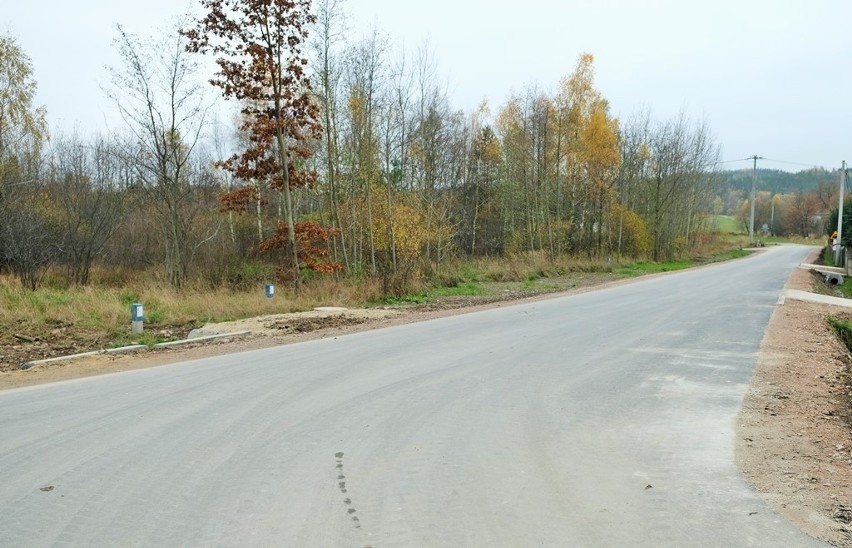 W Kajetanowie, w gminie Zagnańsk, oddano do użytku dwie drogi. Teraz jest tu komfortowo i bezpiecznie!