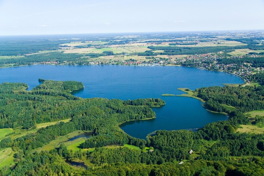 Na zdjęciu południowa część Jeziora Charzykowskiego z...