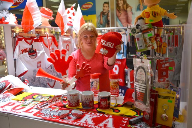 Mistrzostwa Świata w Piłce Nożnej startują lada dzień. Choć zorganizowane zostaną w Rosji, wielu z nas z pewnością z zapartym tchem będzie śledzić występy polskiej reprezentacji i gorąco jej kibicować. By wczuć się w klimat rozgrywek możemy zaopatrzyć się w niezliczone, biało-czerwone gadżety.>>> ZOBACZ WIĘCEJ NA KOLEJNYCH ZDJĘCIACH 