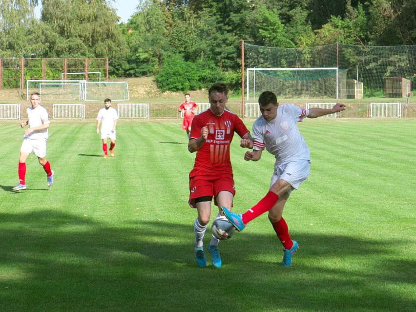 Orzeł Przeworsk (czerwone stroje) pokonał rywala z Kaszyc.