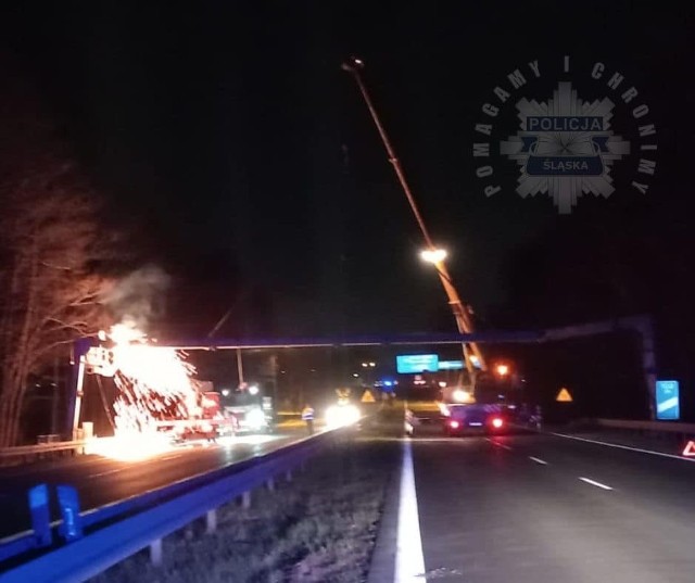 Kierowca ciężarówki zawadził o bramownicę. S1 jest zablokowana w obu kierunkach. Trwa usuwanie konstrukcji Zobacz kolejne zdjęcia/plansze. Przesuwaj zdjęcia w prawo naciśnij strzałkę lub przycisk NASTĘPNE