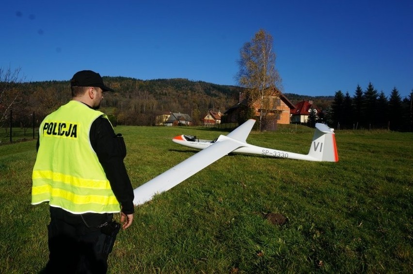 Wypadek szybowca w Bielsku-Białej. Pilot przeżył, jest ranny [ZDJĘCIA]