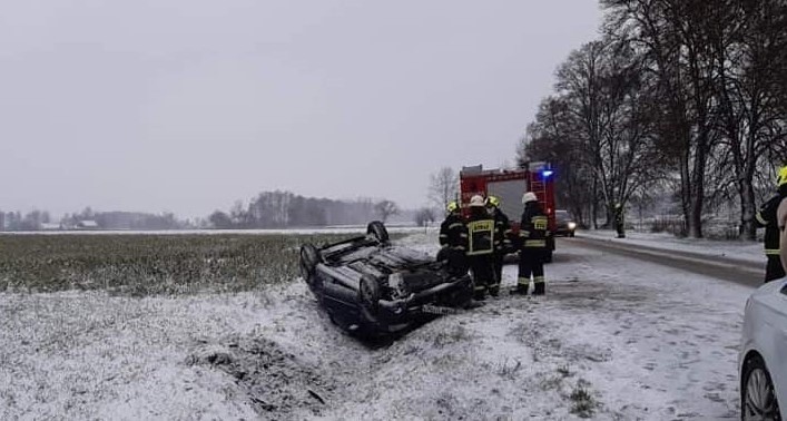 Wypadek w pobliżu miejscowości Żebry-Kolonia. Kierowca miał dużo szczęścia, 12.12.2020