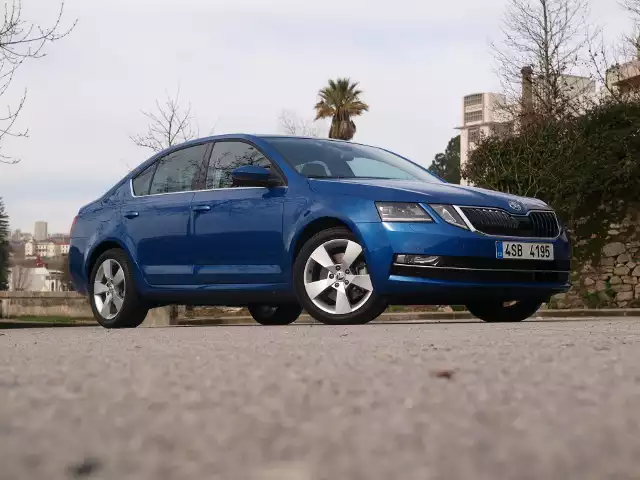 Nowa Skoda OctaviaByć jak dawniej, ale lepszym. Skodzie ta sztuka wyjątkowo się udaje. Nowa Octavia wchodzi do sprzedaży w Polsce w marcu, a ceny zaczynają się od 66 670 zł. Tyle kosztuje liftback z benzynowym, 4-cylindrowym silnikiem 1.2 TSI o mocy 85 KM. Na przeciwnym krańcu cennika jest kombi ze 150-konnym, dwulitrowym TDI, napędem 4x4 i 7-biegową skrzynią DSG. Tak wyposażony samochód wyceniono na 121 580 zł.Fot. Michał Kij