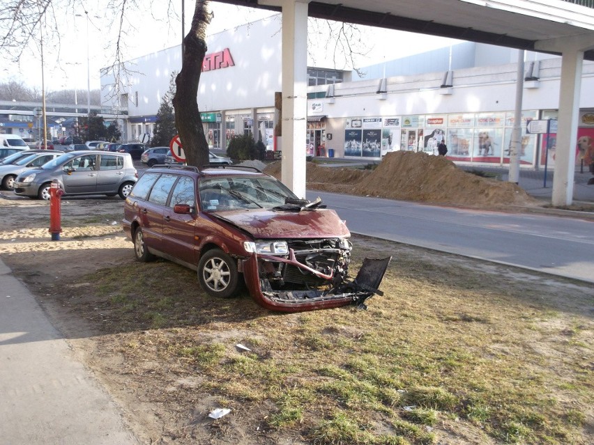 Wrocław: Wypadek na Horbaczewskiego. Samochód dachował, jedna osoba w szpitalu