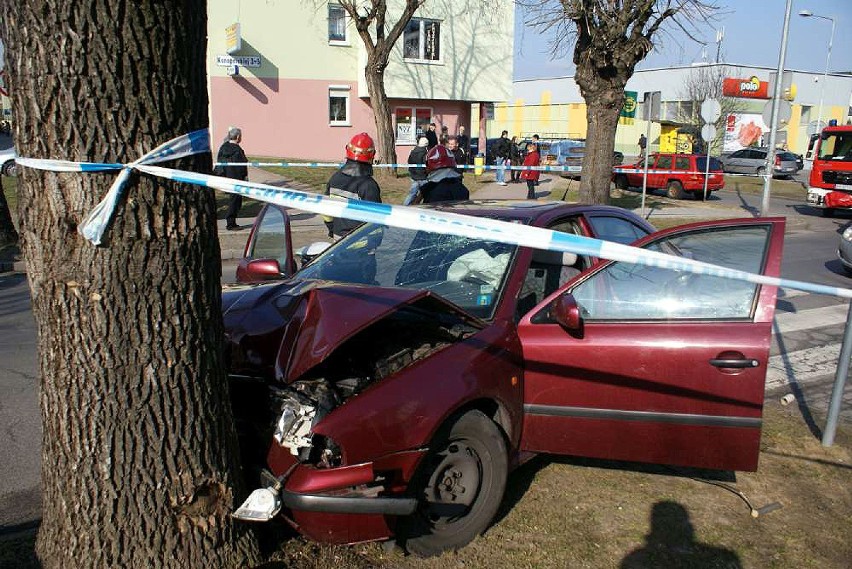 Kalisz: Auto uderzyło w drzewo. Kierowca odmówił badania...