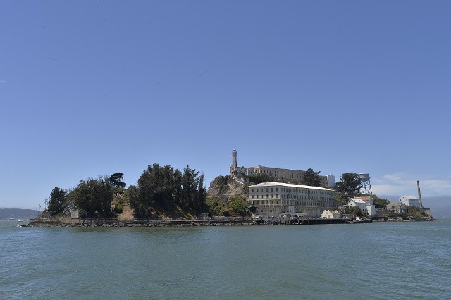 Wyspa Alcatraz, na której znajduje się słynne więzienie jest oddalona zaledwie klika minut promem od wybrzeży San Francisco.