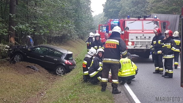 64-letnia kobieta kierująca renault megane trafiła na badania do szpitala po wypadku, do którego doszło w czwartek rano na krajowej 45 między Jełową i Bierdzanami. Auto, którym kierowała, zjechało z drogi i uderzyło w drzewo. Policja wyjaśnia okoliczności wypadku.