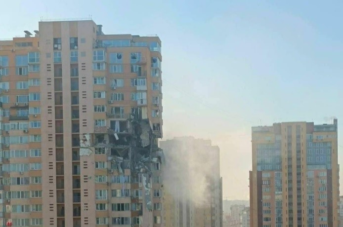 Pocisk rakietowy uderzy w budynek mieszkalny w Kijowie