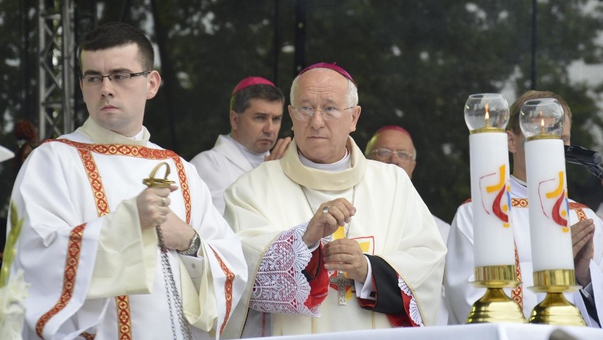 Nabożeństwo odprawił ksiądz biskup Andrzej F. Dziuba,...