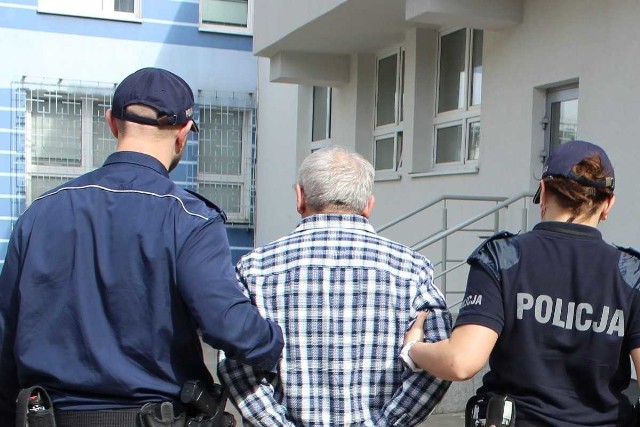 71-letni mężczyzna został zatrzymany przez policję w Toruniu. Jest on podejrzany o obnażanie się przed kobietami w pobliżu auli UMK przy ulicy Gagarina. 71-letni mieszkaniec powiatu pruszkowskiego, który przyjechał do Torunia odwiedzić rodzinę, usłyszał dwa zarzuty z kodeksu wykroczeń dotyczące nieobyczajnych wybryków.WIĘCEJ NA KOLEJNYCH STRONACH >>>>>>tekst: Waldemar PiórkowskiZobacz też:Gwałty w Toruniu w ostatnich latachZapis monitoringu z zabójstwa przy ChełmińskiejObejrzyj także: Gigantyczna plantacja marihuany w Górsku