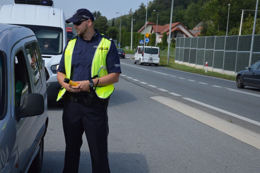 Wielka Wieś. Nietypowy patrol drogówki. Policjantom towarzyszył ksiądz [ZDJĘCIA]