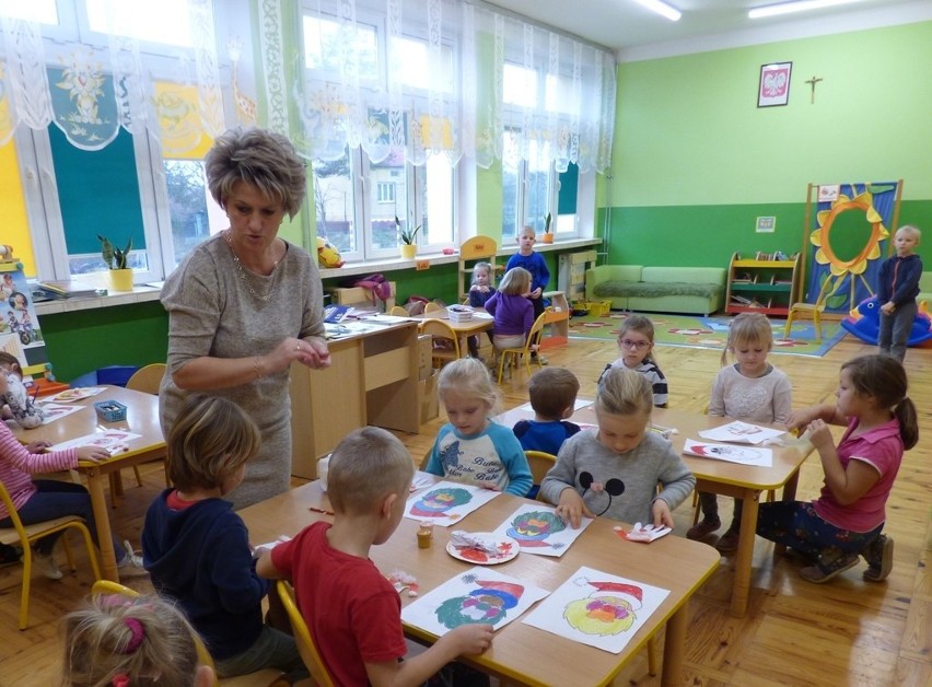 Anna Szostak z dziećmi z oddziału przedszkolnego w...