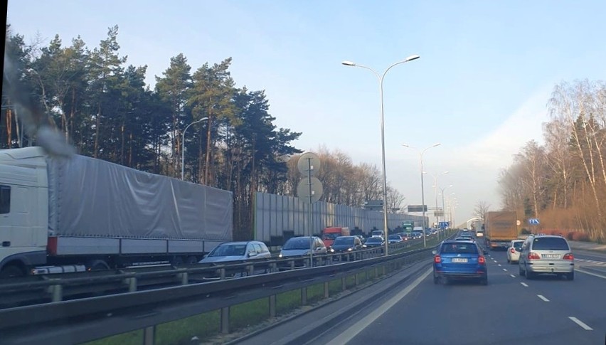 Białystok: Karambol na obwodówce. Zderzyło się pięć samochodów. Korek miał kilka kilometrów, bo kierowcy nie usunęli aut (zdjęcia)