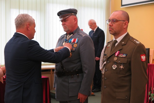 Krzysztof Jankowiak i ppor. Łukasz Żuk otrzymali od prezydenta RP  Brązowy Krzyż Zasługi.