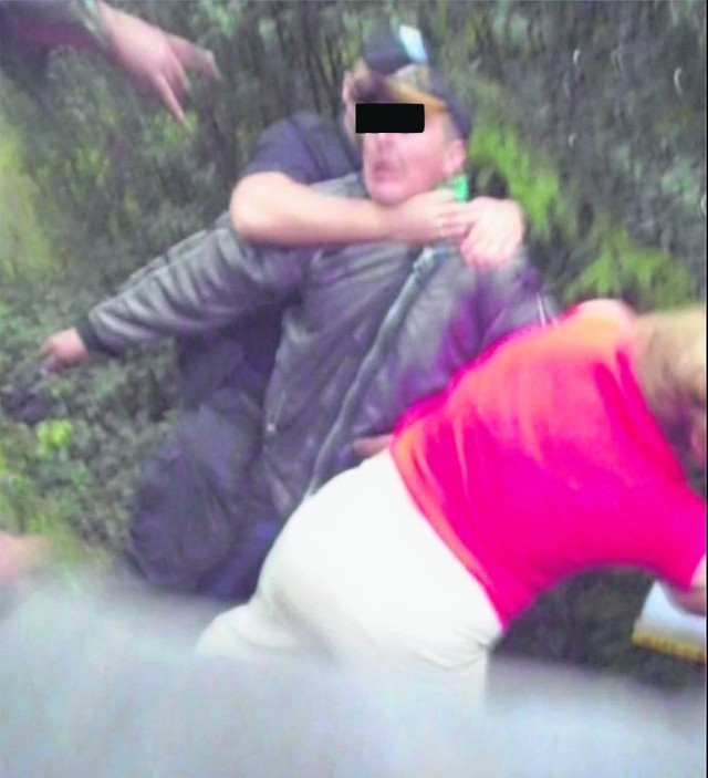 Policja bije Mariusza! - krzyczy na filmie jego matka i rzuca mu się na pomoc. Gdy stracił przytomność, robiła masaż serca
