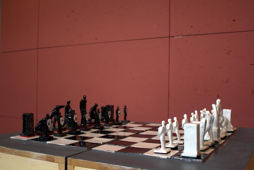Uczelnia z Krakowa rządzi na szachownicy. Studenci AGH stworzyli niecodzienny zestaw figur szachowych