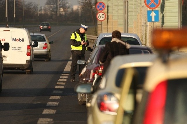 W długi weekend policja zapowiada wzmożone kontrole drogowe.