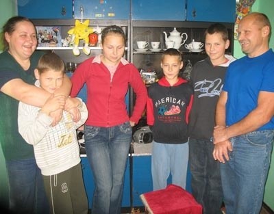 Ewa i Roman Krzemińscy wraz z dziećmi Mirkiem, Mariuszem, Marcinem i Martą, uwierzyli, że ich przyszłość będzie lepsza