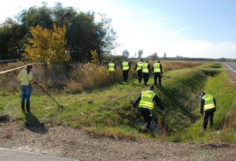 Policjanci i prokurator przez wiele godzin pracowali koło...