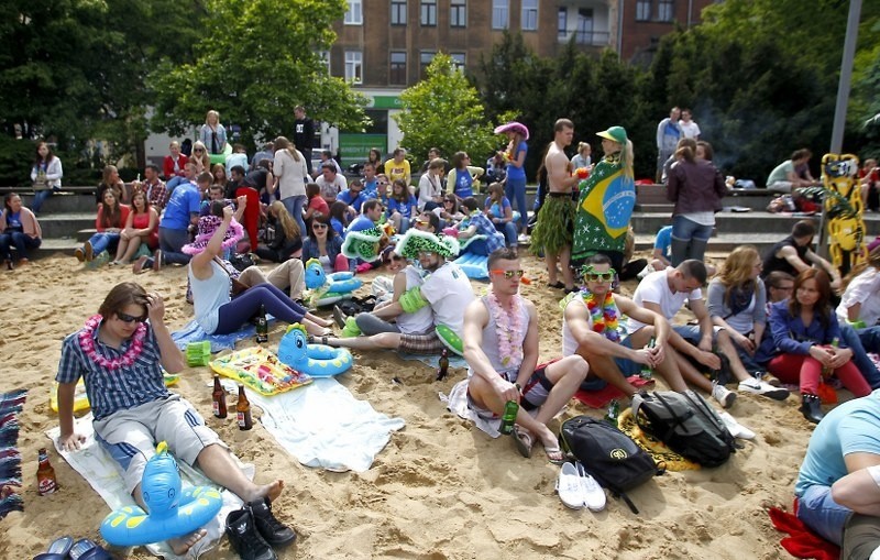 Studenci plażowali w centrum miasta