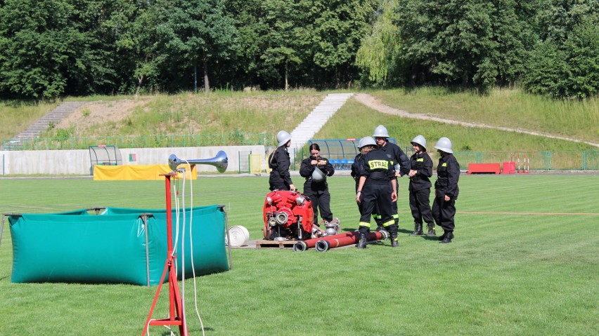 W zawodach sportowo-pożarniczych wystartowało 14 drużyn z...