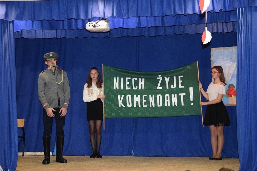 Gmina Mirzec. W szkole w Osinach wystawiono widowisko historyczne o Józefie Piłsudskim