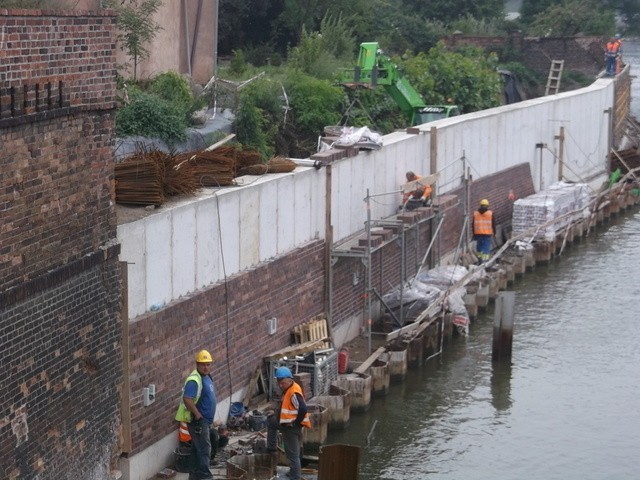 Wrocław: Barki transportują ciężki sprzęt na budowę Wrocławskiego Węzła Wodnego (ZDJĘCIA)