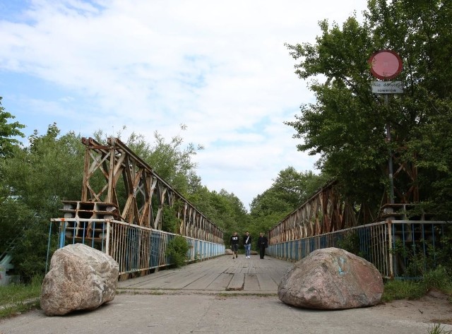 Przed wjazdem na most Czołgowy stoją głazy, ale nie powstrzymują one zmotoryzowanych przed wjazdem.