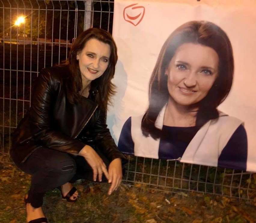 Posłanka Marzena Okła - Drewnowicz w rajdzie z plakatami. Dowozi na telefon 