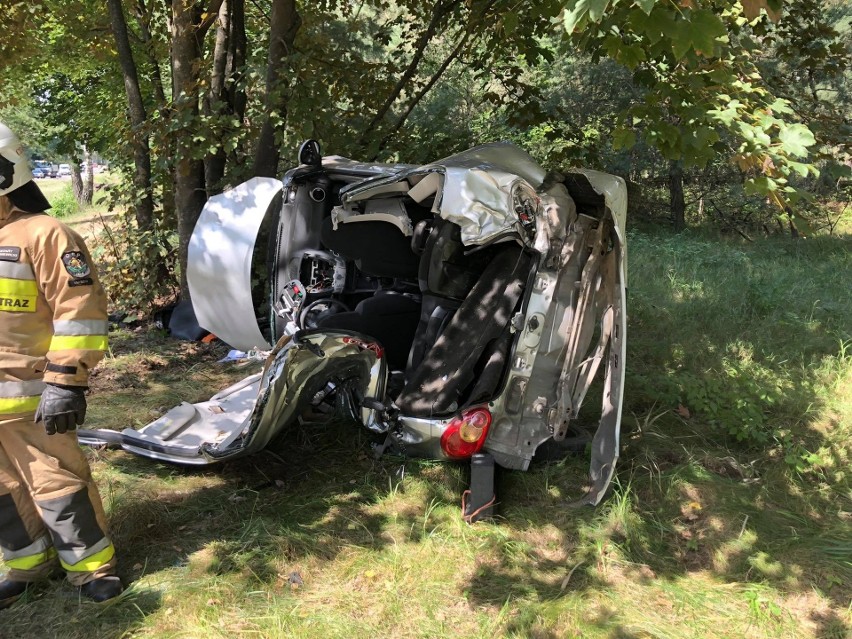 Czechowizna. Wypadek na DK65. Toyota wypadła z drogi i uderzyła w drzewo. Na miejscu lądował śmigłowiec LPR, ranna kobieta (ZDJĘCIA)