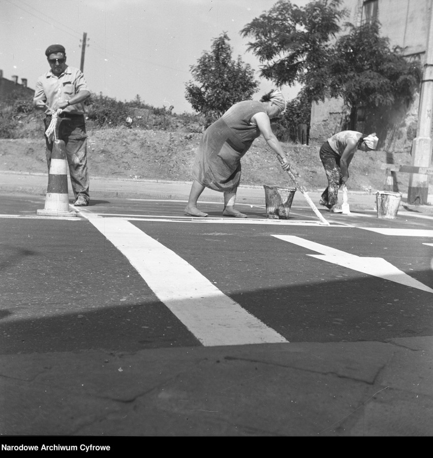 Malowanie znaków poziomych na jezdni (1973/08)