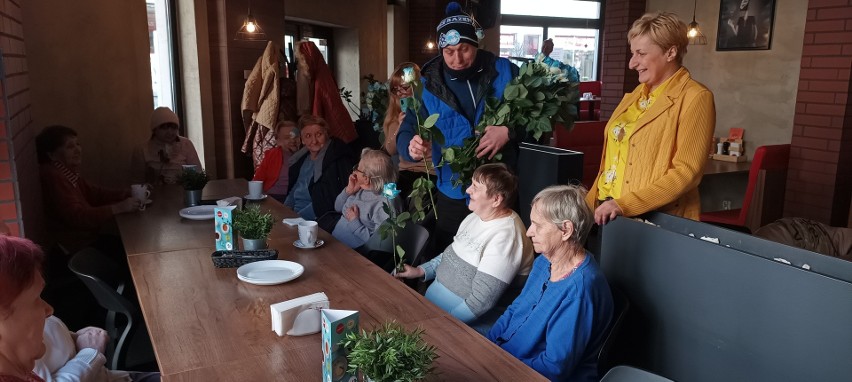 8.03.2023. Kibice Ruchu Chorzów rozdają niebiesko-białe róże...