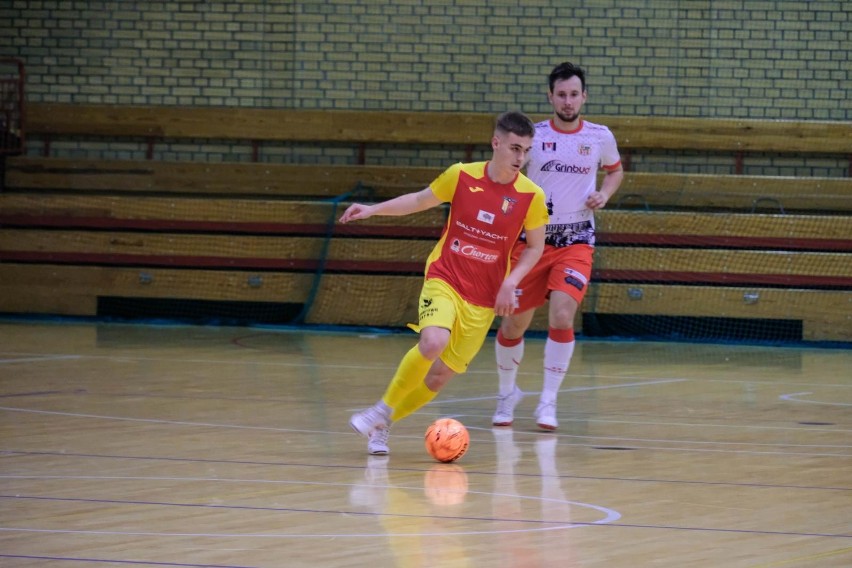 Futsaliści Bonito Heliosa Białystok (czerwono-żółte stroje)...
