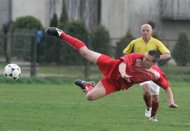 Wisła Niepołomice - Piłkarz Podłęże. 13 kwietnia 2008 r., mecz klasy A. Gospodarze w żółtych koszulkach