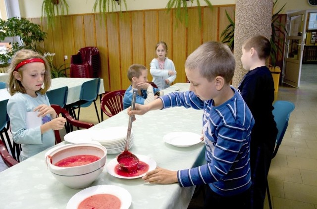 W poniedziałek na obiad w Szkole Podstawowej nr 34 w Białymstoku podawane były: barszcz czerwony, gałki w sosie z kaszą i surówka z marchwi i jabłek.