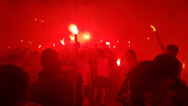 ŁKS Łódź świętuje awans do I ligi piłkarskiej. Kibice ŁKS podążają na Plac Wolności