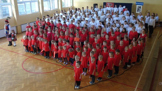 We wspaniałej, biało-czerwonej oprawie - biliśmy "Rekord dla Niepodległej" w Szkole Podstawowej w Opatowcu.