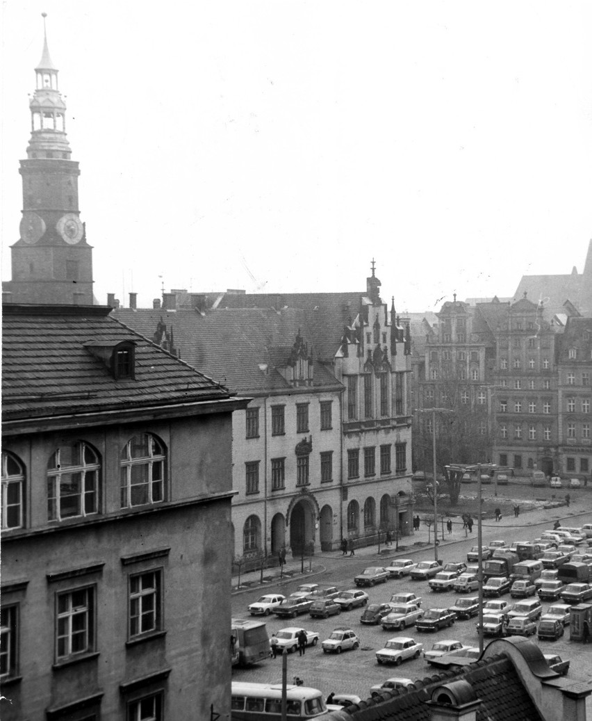 WROCŁAW 05-03-1981. RYNEK - WIDOK NA SUKIENNICE